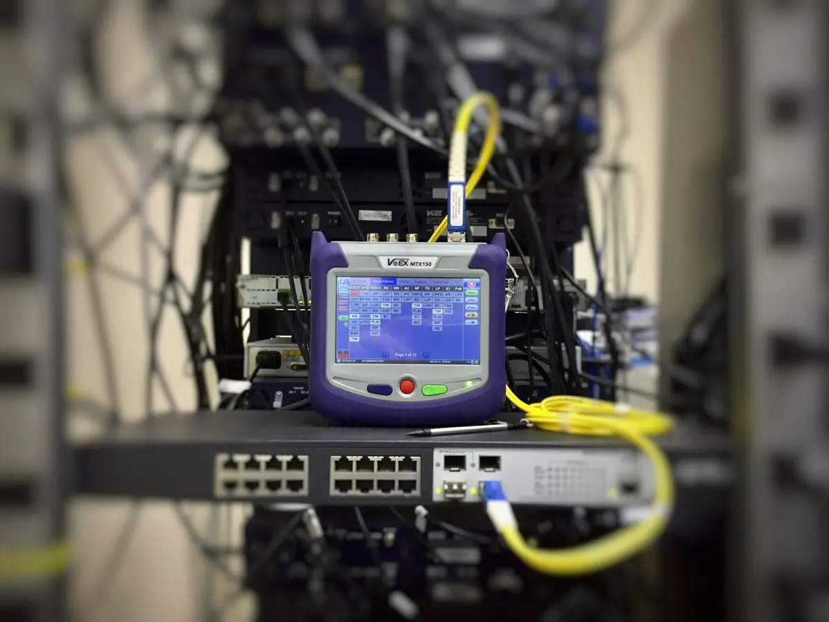 Network testing equipment measuring a data connection